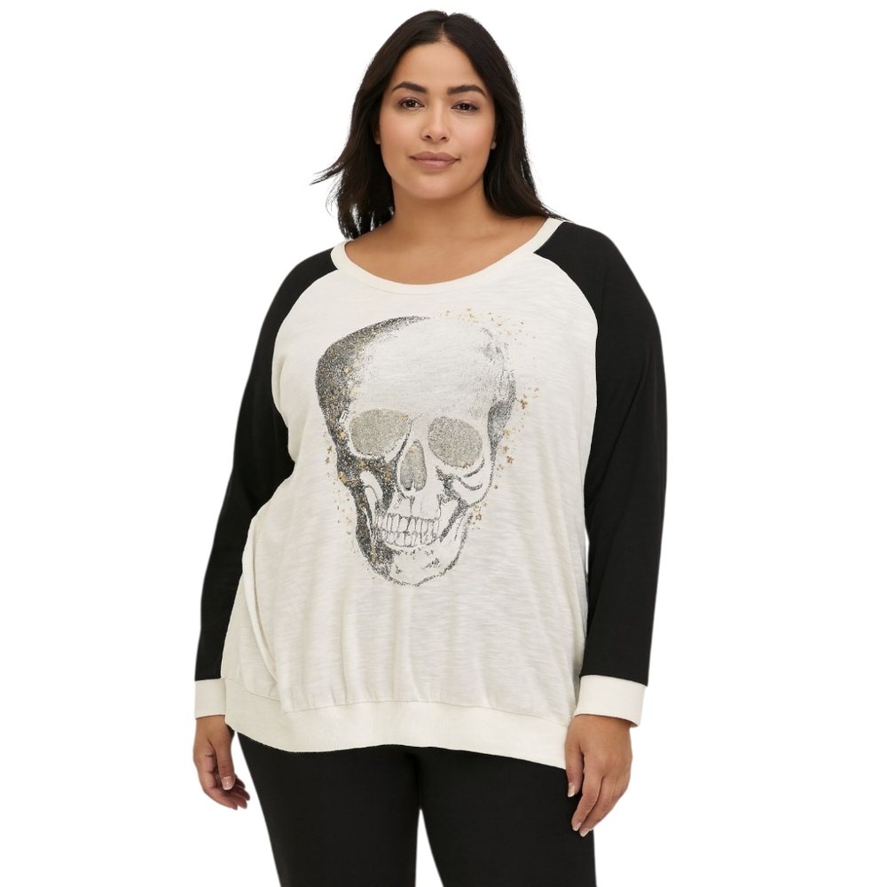 Torrid Super Soft Skull Graphic Raglan Sweatshirt – Cream & Black (2X)